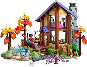 Constructor LEGO Friends Cabană confortabilă în pădure în toamnă