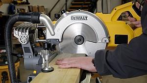 Fierastrau pentru taieri inclinate Dewalt DCS778N 