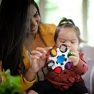 Jucarie bebelus Baby Einstein Curiosity Clutch Twist and Pop